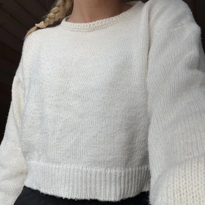 stickad kortare tröja  - en söt stickad lite kortare tröja, perfekt till en sommarkväll. Skulle tro att tröjan är den na-kd men är inte helt säker 💕💕köparen står för frakten 