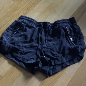 mjuka shorts - Super mjuka mysiga shorts. Ganska korta men sköna! Rätt så slitna men som sagt väldigt sköna att ha tex hemma 😊 Pris kan diskuteras! Skriv gärna. 