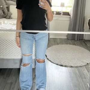 Jeans  - Säljer dessa jeans från Stradivairus, nypris 359kr. Säljer pga att dem inte kommer till någon användning och för att dem är förstora. Dem är i bra skick!