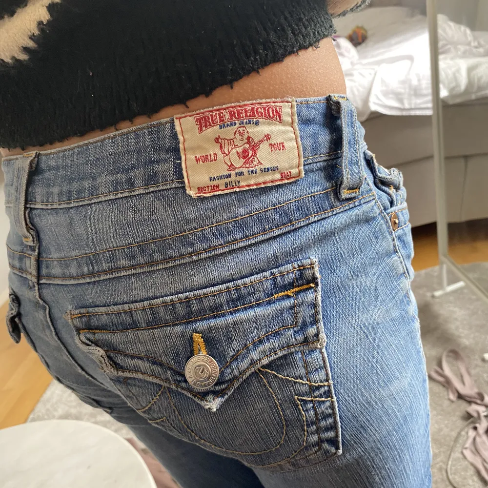 Intressekoll på mina Jätte snygga true religion jeans dem är ganska slitna vid foten skriv för fler bilder🥰 passar bra på mig som är 170. Jeans & Byxor.