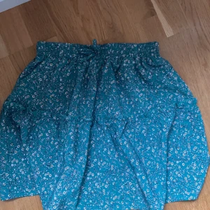 Kjol  - En kjol med en distans som går runt hela kjolen i mitten som man kan se på bilden. Pris kan diskuteras 💕 säljer då den inte kommer till användning 🩵