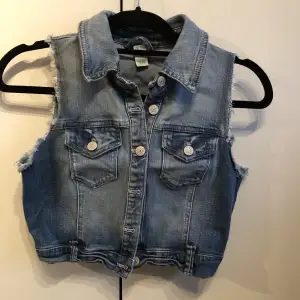 Jeans väst croppad från Gina tricot storlek 36, liten 