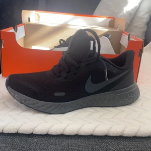 Nike Revolution 5 ALDRIG ANVÄNDA - Fick dessa i julklapp 2020 tror jag. Fel storlek, pappa tog inte kvitto. De har stått i sin låda i min garderob sedan dess. Endast provade, aldrig använda. Pris går att diskutera.