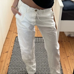 Lågmidjade linnebyxor  - Säljer mina så somriga och fina linnebyxor! De är vita/offwhite med  knapp fram och bak på fickorna. Från H&M, uppskattad storlek 32-36. Toppskick inga defekter! Hör av dig vid frågor eller för fler bilder💓 