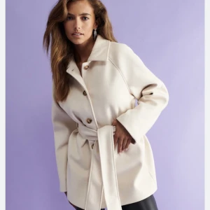 Irma short coat kappa - Vit kappa till salu. En perfekt vårjacka från Gina Tricot Strl S. Använd en gång!🤍