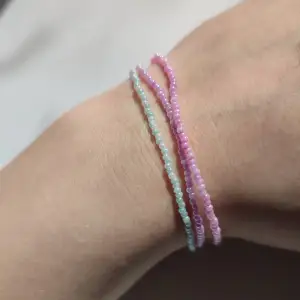 Ett fint och vårigt armband som har ljusa färger 🤍🤍 plus frakt 