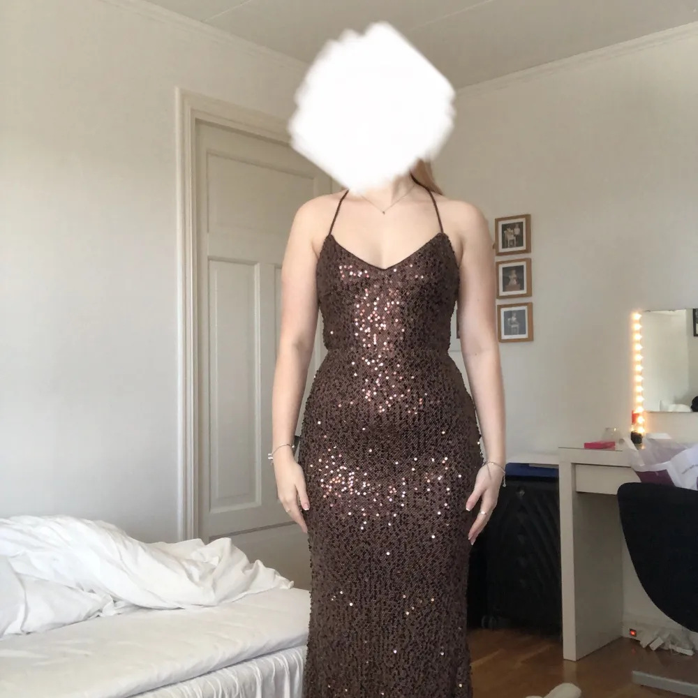 Säljer min klänning som var tänkt till balen men hittade en annan💗 endast testad 3 gånger och lappen sitter kvar.  Jag är 161cm och med 9cm klackar går klänningen perfekt till golvet🤩. Klänningar.