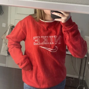 Vintage Nike tröja - Säljer denna vintage Nike tröja i super bra skick. Köpte den för 900 kr. 