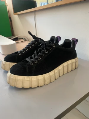 Eytys Odessa Suede - Eytys Odessa Suede black i gott skick. Är vanligtvis 42-42.5 men dessa passar mig trotts att de är 41. Använts ett par ggr. 