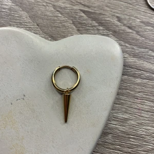 ETT Edblad örhänge  - Säljer ETT av mitt fina Edblad örhänge. Säljer pga att jag har tappat bort mitt andra