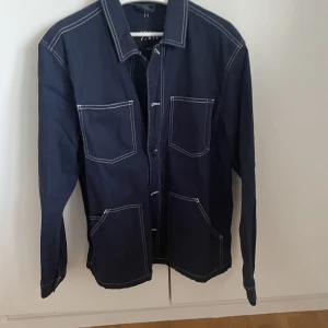Vårjacka från zara  - Bra skick 9/10 Använd ett fåtal gånger   Betalning via Swish och köparen står för frakten 