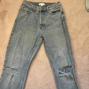 Jeans från h&m stolek 36 med hål i knäna