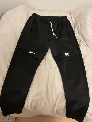 Nike byxor - Nike byxor - storlek L , använt 1 gång. Ny pris 800kr