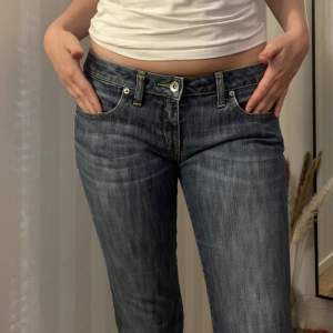 Säljer dessa Big Star jeans i strl 38! dom är lite för lågmidjade för min smak därav att jag säljer dom! Midjemått rakt över är 39cm och innerbenslängden är 82cm💗Skriv för mer frågor💗