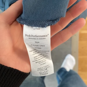 Peak performance overshirt - Säljer min peak performance overshirt för använder den knappt. Str 170  Skick: nästan ny