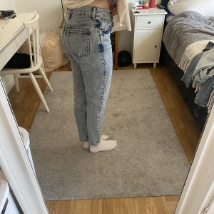 Ljusblå Mom jeans - Säljes pga att de är för korta, storlek 36 men lite små i storleken. Jättesköna! För korta för mig som är 165 cm ish.