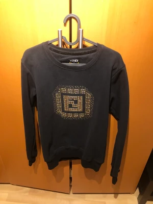 Sköna tröjor  - Säljer dessa fina femdi tröjor som är riktigt sköna   Bara arg höra av sig vid  tex mer bilder, priser, paket priser