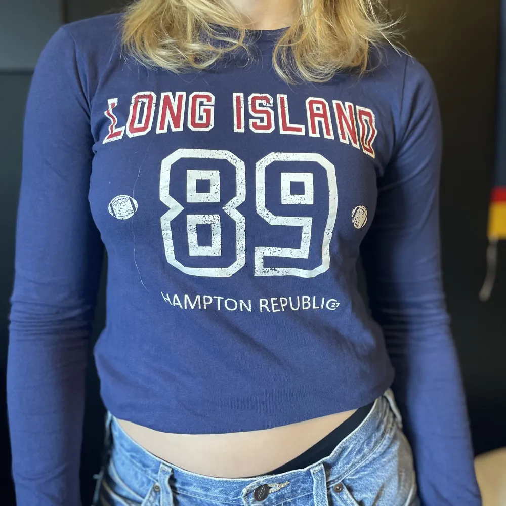 Detta är en mörk blå Hampton Republic tröja. Både kille och tjej kan ha den. Storlek 158-164. T-shirts.