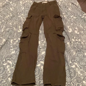 Slutsålda cargobyxor - Säljer dessa slutsålda cargobyxor från bershka / Zalando. Köptes för 400 men säljer för 200kr då de inte är min stil, använda få gånger. De är gröna, ser annorlunda ut på bild. Storlek 32. Köpare står för frakten🫶