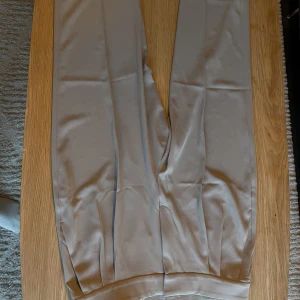 KOSTYMBYXOR FRÅN H&M - Använda en gång. 