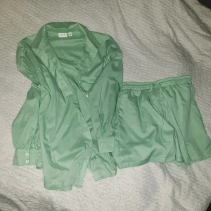Skjorta och skjorts från VILA - Helt nytt! Tunnt ocv väldigt bekvämt material. Nypris 800kr