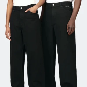 SWEET SKTBS jeans big skate - ett par svarta jeans ”big skate” från sweet sktbs! nypris 600kr. avklippta med innerbenslängd 73cm. passar mig som är 164cm. använda men bra skick fria från hål och andra slitningar! 