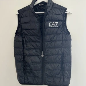 Armani väst  - Äkta Armani väst, i storlek XS. Den är normal i storleken och köpt här på plick.  🚚