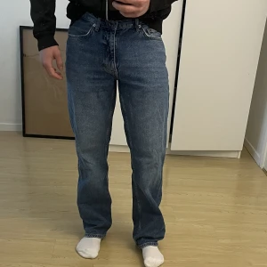 Weekday space jeans - Dessa raka jeans (space) från weekday är perfekt för er som gillar Stockholmsstil osv. Säljer för jag inte använder de då de inte är min stil, knappt använda Köpa för 600kr