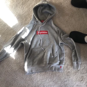 Suprime tröja  - Har väst ur tröjan och säljer den nu den har inga håll eller fläckar har mest haft den för tyckte det såg bra ut och inte haft på mig den så mycket 