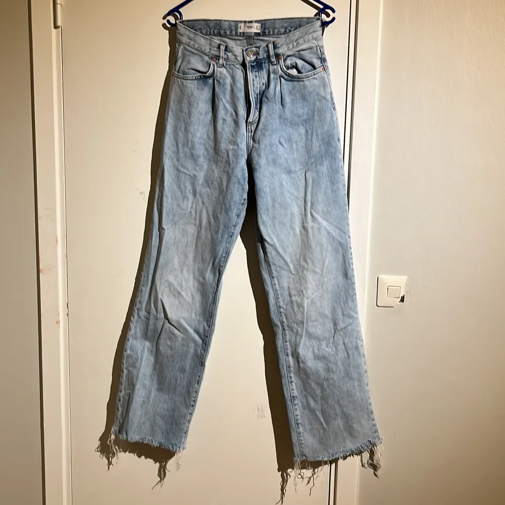 Blå jeans från mango i storlek 36. Jeans & Byxor.