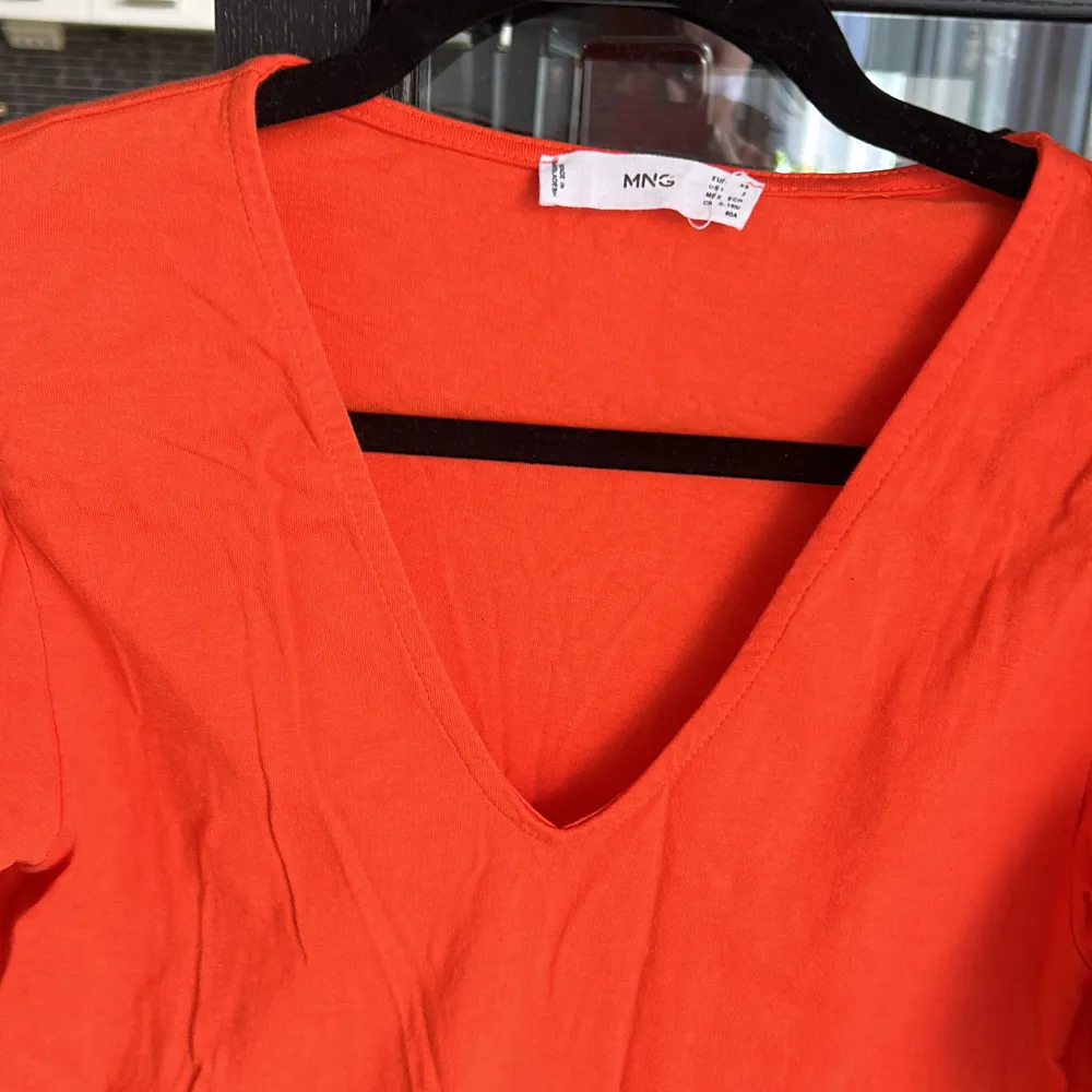 Orange t-shirtklänning i snygg orange färg, använd endast en gång, fina ärmar, härlig orange.. Klänningar.