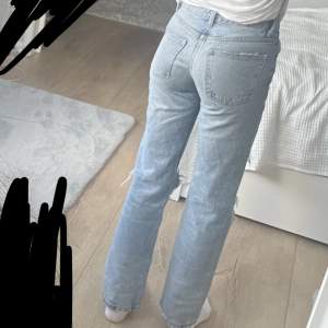 Mid Rise zara jeans med hål. Skriv vid intresse. Storlek 32