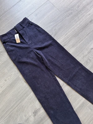 Manchesterbyxor  - Manchesterbyxa i färgen mörkblå från Gina tricot. Oanvända med prislapp kvar. 