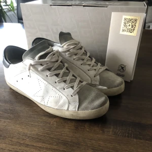 Golden Goose Superstar - Fina Golden Goose Superstar i riktigt bra skick! Storlek 40 men sitter som 41. Box & passport medföljer, hör av er vid funderingar!🤝🏼