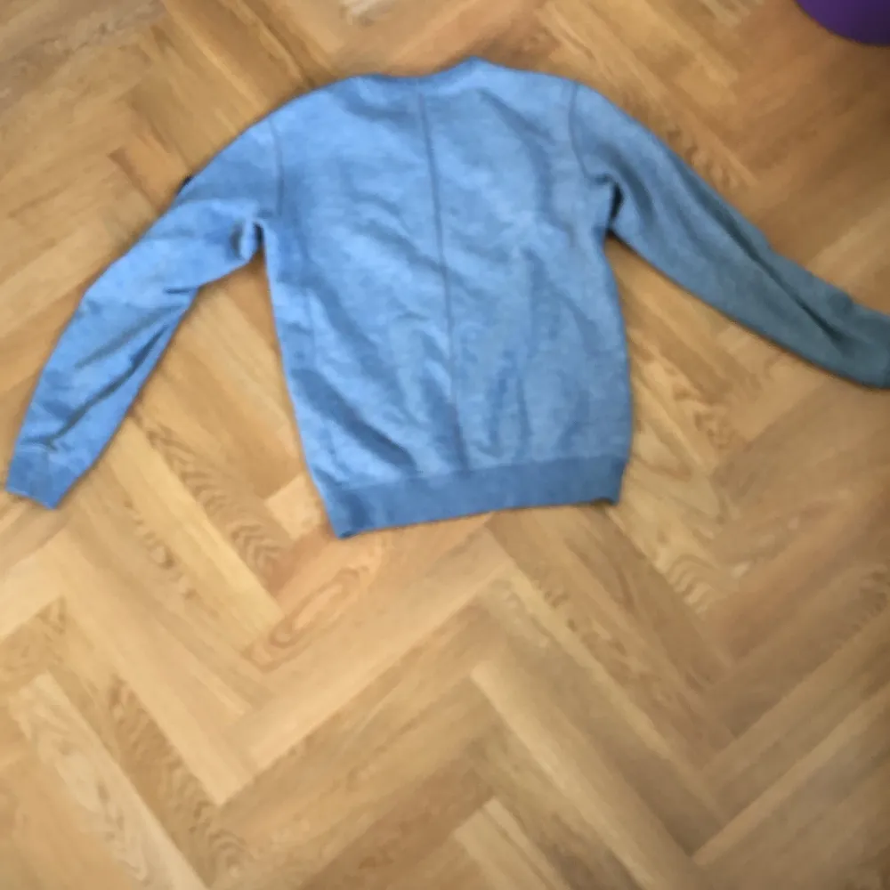 Blå Stone Island tröja  i storlek M. Säljer för att den inte passar länge men i bra skicka!. Tröjor & Koftor.