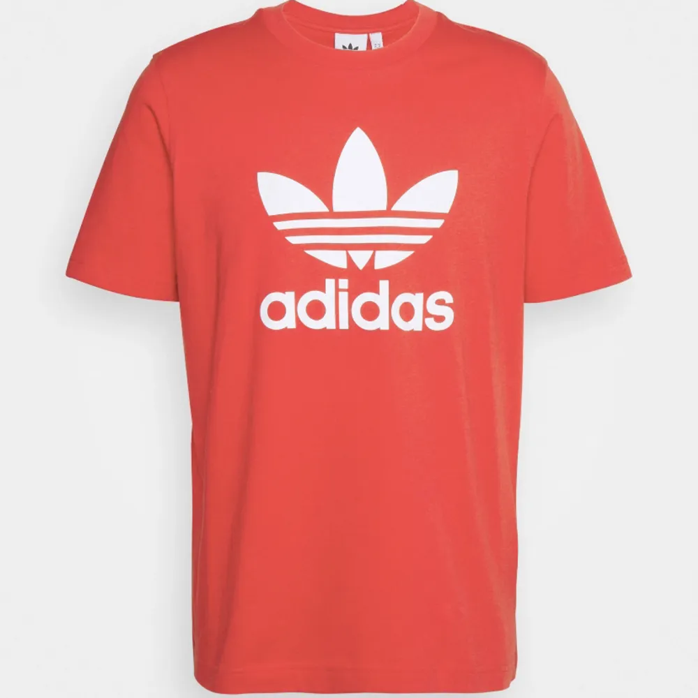 Röd adidas T-shirt i storlek L💞hör av dig vid intresse . T-shirts.