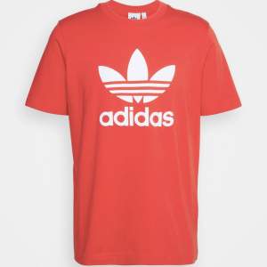Röd adidas T-shirt i storlek L💞hör av dig vid intresse 
