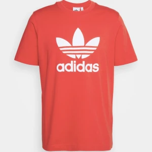 Adidas T-shirt  - Röd adidas T-shirt i storlek L💞hör av dig vid intresse 