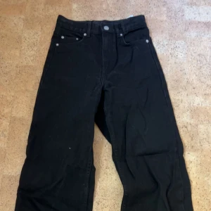 Byxor ned slit - Ett par snygga jeans med slit vid benslutet.  Storlek XS och använda 1 gång. 