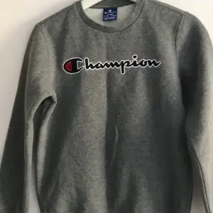 Grå Champion sweatshirt strl unhdom large, i fint skick