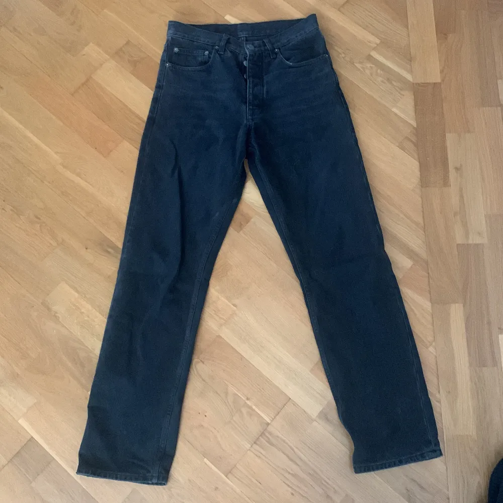 Svarta jeans från Weekday, passformen är regular fit i storlek 29x32 Köparen står för frakt eventuellt mötes.. Jeans & Byxor.
