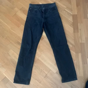 Svarta jeans, regular fit - Svarta jeans från Weekday, passformen är regular fit i storlek 29x32 Köparen står för frakt eventuellt mötes.