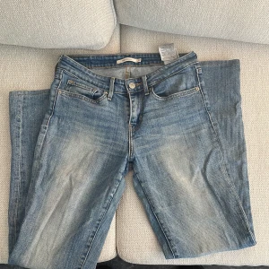Levis 27” 714 straight - Fina och hela levis från ca 2017! Inga hål i skrevet, liten slitning (se bild). Ljusblå.  Säljer för att de inte passar mig längre.   Mått Över midja: ca 34cm Innerbenslängd: ca 70cm Över stuss: ca 42cm