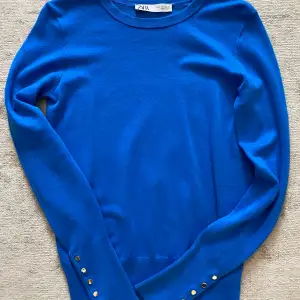 Säljer denna jättefina och sköna tröja från zara då jag inte får så mkt användning för den längre. Passar till allt och den blå färgen är så fin😍💕