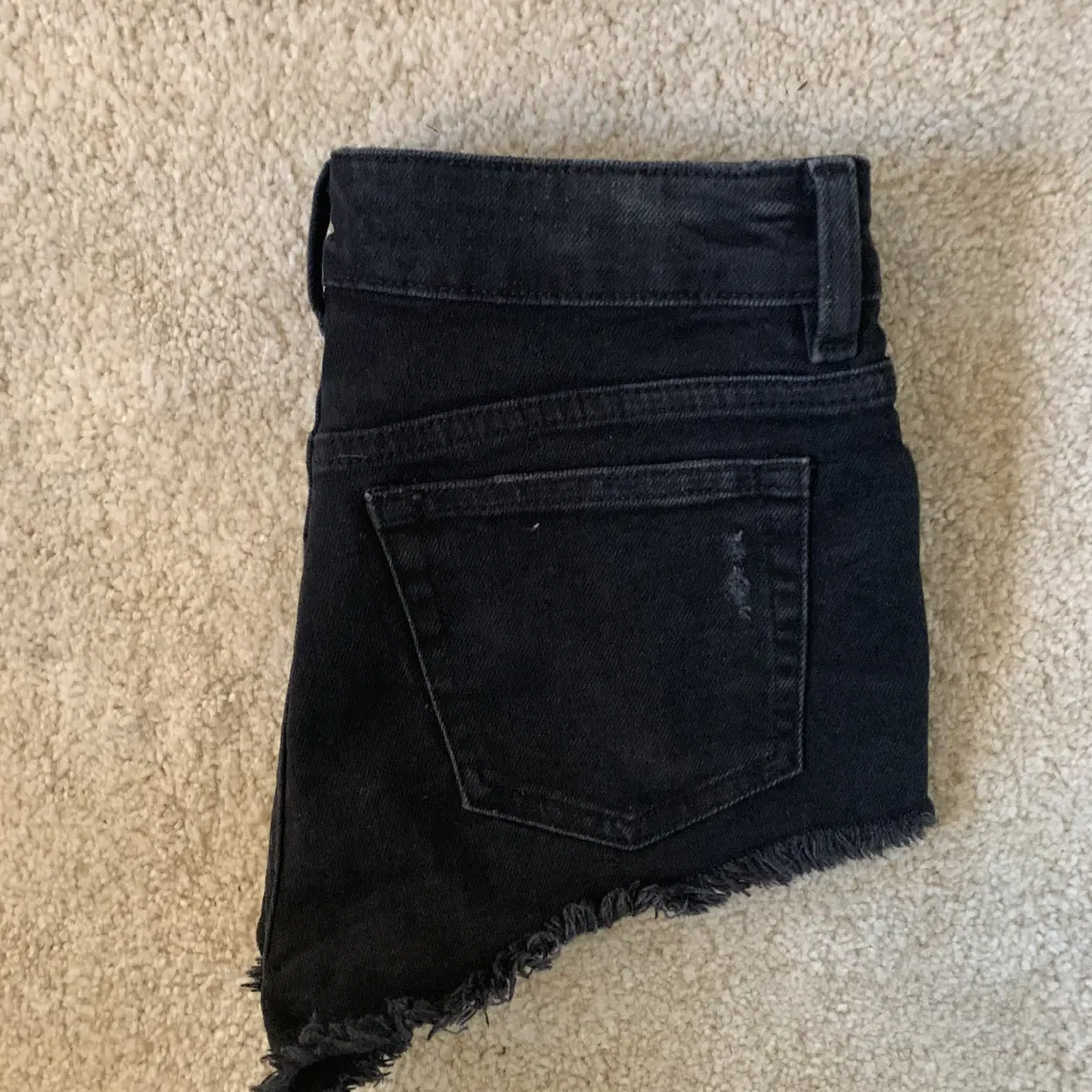 Lågmidjade shorts från h&m perfekta till sommaren som kmr snart, inga defekter men dom har används men dom e tvättade och rena, säljer dom för att dom är för små på mig💘 ❗️köparen står för frakt❗️. Jeans & Byxor.