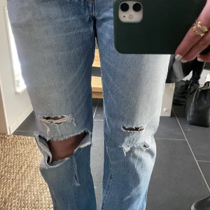 Lågmidjade levis - Lågmidjade levis jeans med hål på knäna  Snyggt slitna och köpta secondhand. Storleken är w26 L34 och de passar XS-S typ