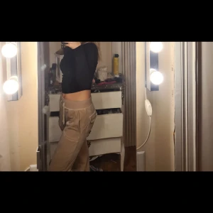 Juciy byxor - Säljer mina juciy byxor då dom inte kommer till användning💕 skriv för fler bilder, du står för frakten. TRYCK EJ PÅ KÖP NU 