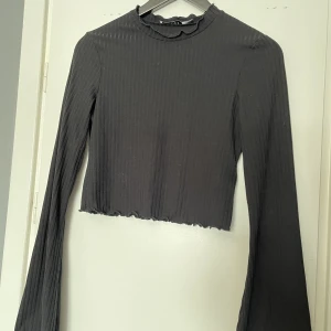 Croptop  - Svart croptop från Nakd i storlek M med trumpetärmar 