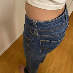 Supersnygga Lågmidjade Levis jeans i modellen 570. Passar min lilllasyster som har stl 32.💕