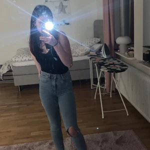 Jeans - Säljer dessa blå jeans då de inte kommer till användning och bara ligger i garderoben och tar plats💙